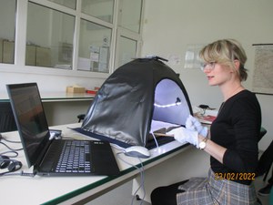 Obr. 3 Studentka knihovnictva Slezskej univerzity snima v archive v Jeseniku.jpg
