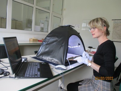Obr. 3 Studentka knihovnictva Slezskej univerzity snima v archive v Jeseniku.jpg
