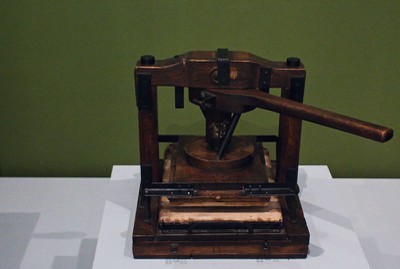 Obr. 7 Dřevěný lis z přelomu 19. a 20. století z ateliérů Vojtěcha Preissiga, Jaroslava Vodrážky a Zdeňka Mézla .Foto Jiří Švestka.jpg